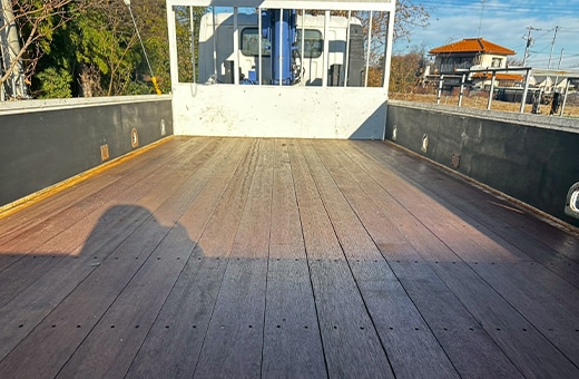 トラック荷台の床板張替え後。新品の床板で清潔に生まれ変わった荷台の状態